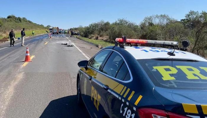 Passageiro de carro morre em batida com caminhão na BR 277